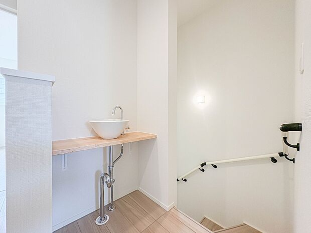 【手すり付階段】手すりがないと階段の昇り降りで危険なことはもちろん、壁に手をつきながら歩くことで壁紙が汚れやすくなります。すべての方に快適に昇り降りしていただくため、手すりを設置しました。