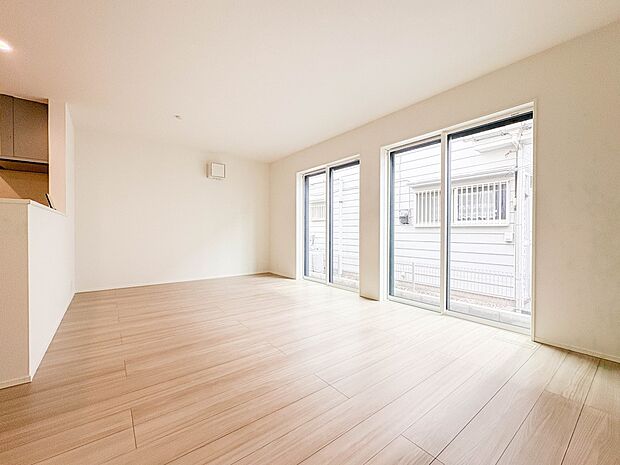 【リビングダイニング　LDK15.5帖】シンプルなデザインの家は風情がある。住む人のこだわりを感じる。外観も内装もいたってシンプル。居心地がよく、家事や趣味、子育てなどにも集中できる。家も人…