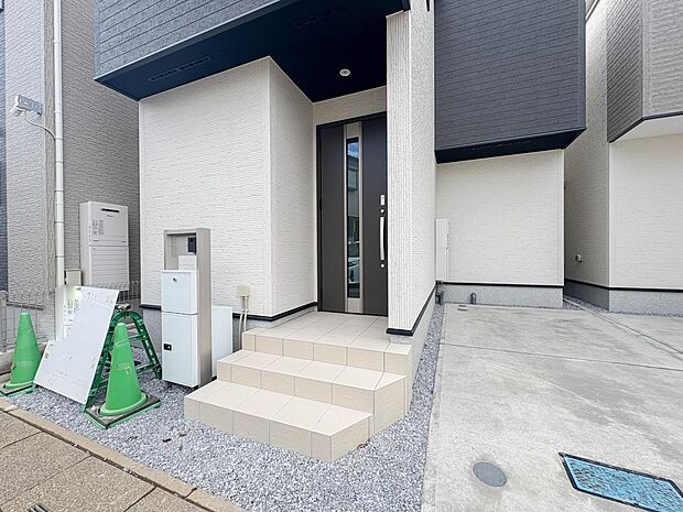 【玄関】玄関はおうちの顔と言われます。玄関アプローチは、外観デザインの印象を左右します。ご家族の個性を出しながら、素敵な玄関でお客様をお迎えしてください。