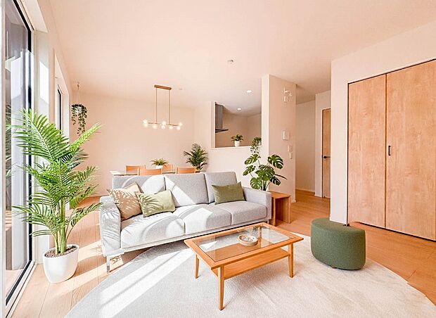 【リビング　LDK15.75帖】  整然とした空間演出、快適な理想の暮らしの実現は家のみの拘りではなく、そこで暮らす方々にとって素敵な環境であることも挙げられると思います。四季折々の変化が奏…