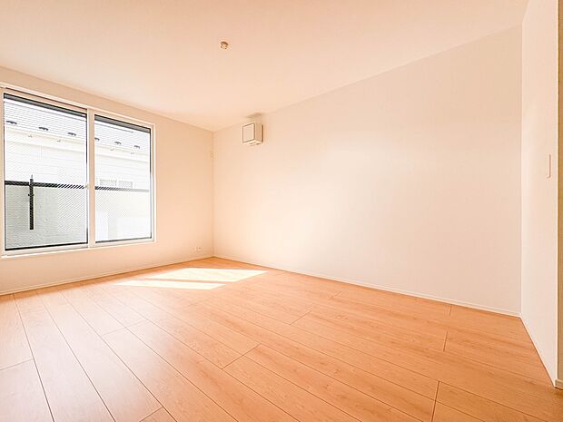 【寝室　6.75帖】シンプルな内装はおしゃれのポイントです。シンプルは華美より飽きがこないからです。色や模様でおしゃれ感をだす。それがシンプルイズビューティーです。