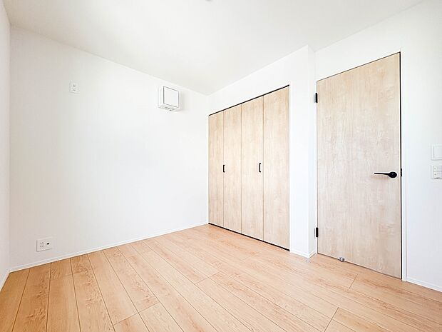 【子供部屋　5.0帖】お子様のお部屋にぴったりなクロークを備えたフローリング仕様の洋室です。