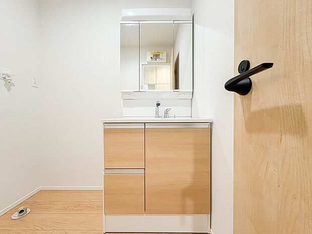 【洗面台】 十分な大きさの洗面台は、身だしなみチェックや歯磨きなど、朝の慌ただしい時間でもホテルライクなスペースで余裕とゆとりを感じて頂けます。