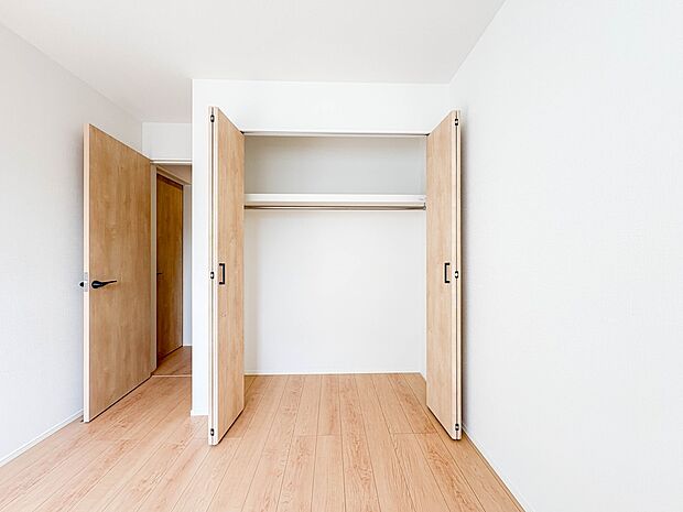 【収納】各部屋を最大限に広く使って頂ける様、全居住スペースに収納付。プライベートルームはゆったりと快適に。