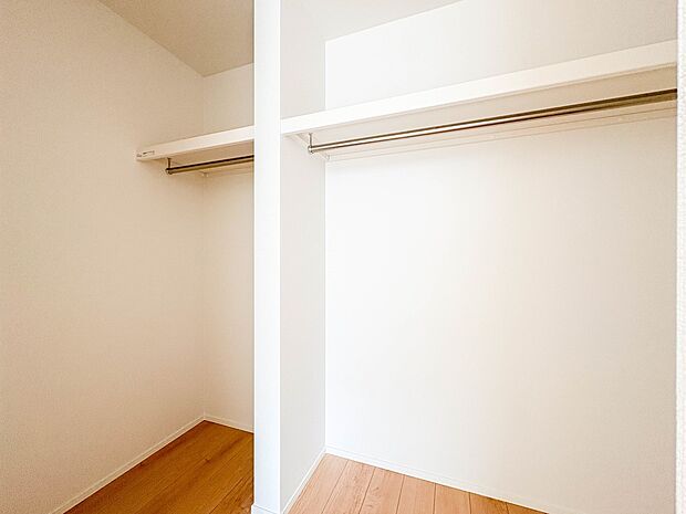 【WIC（ウォークインクローゼット）】  たくさんの洋服をかけてもシワになりにくいウォークインクローゼット。洋服以外にも、普段使わない家電やスーツケース、ストック品など何でも片付く嬉しい空間…