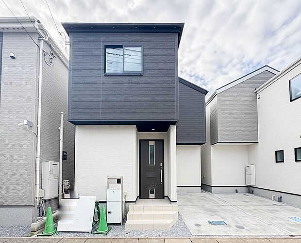 【外観】堂々たる趣ながら、主張し過ぎずどこか余裕を感じさせるシャープなフォルムで佇む邸宅は、晴天の空と照らし合わせる事で、本来あるべき完成形の姿を見せてくれます。