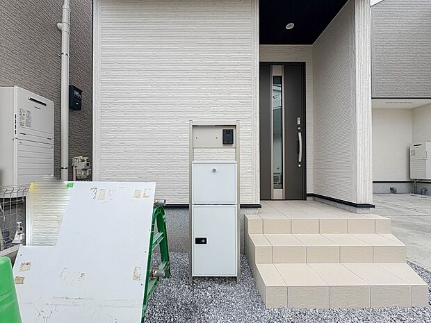 【郵便ポスト】シンプルかつシャープな郵便ポスト。