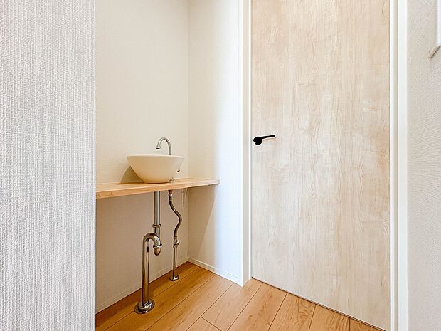 【2階廊下】手洗いカウンターになります。  