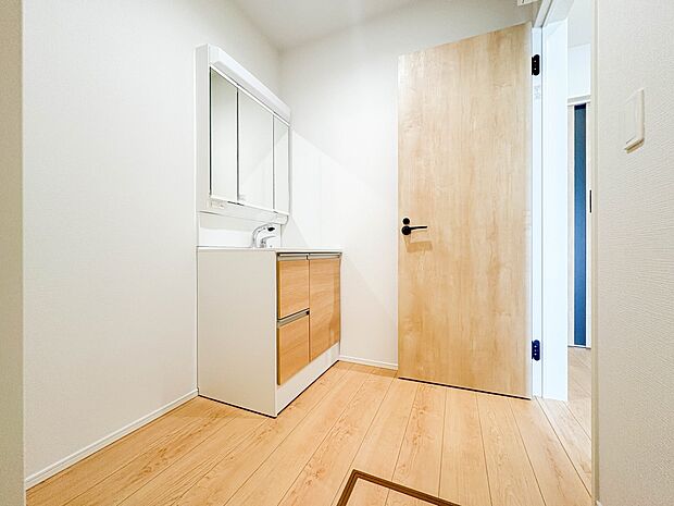 【脱衣所】洗面所は小さなプライベートスペース。歯磨き、洗顔と毎日施す個人空間。