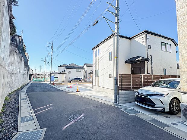 【前面道路】家の前をまっすぐの通りが走っている。クルマは少なく、人々は毎朝、ウォーキング、ジョギング、犬の散歩など、フリーな朝時間を過ごしている。