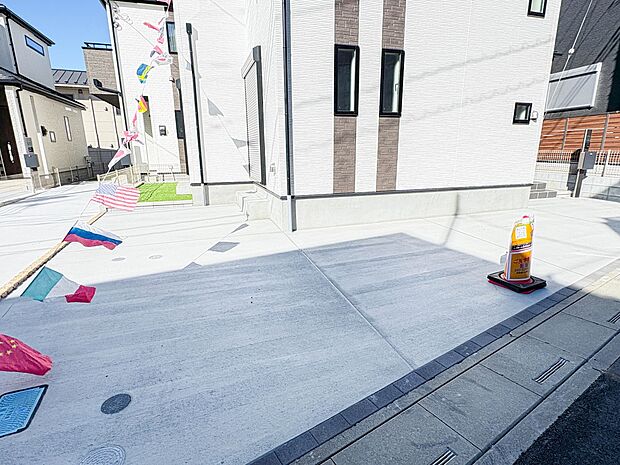 【駐車場】カースペース2台可／駐輪スペース。広々カースペースです。自転車、バイクなども置き場に困りません。