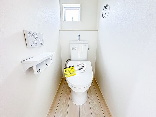 1号棟【トイレ】トイレ・ウォシュレット付。快適で衛生的な洗浄機能付温水シャワートイレです。