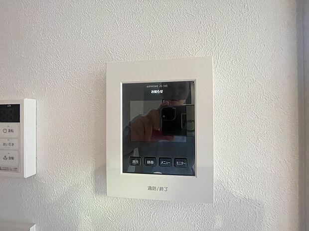 1号棟【TVモニター付きインターフォン】 来訪者の様子を室内TVモニターでチェック。子どもに留守番をさせるときも安心。