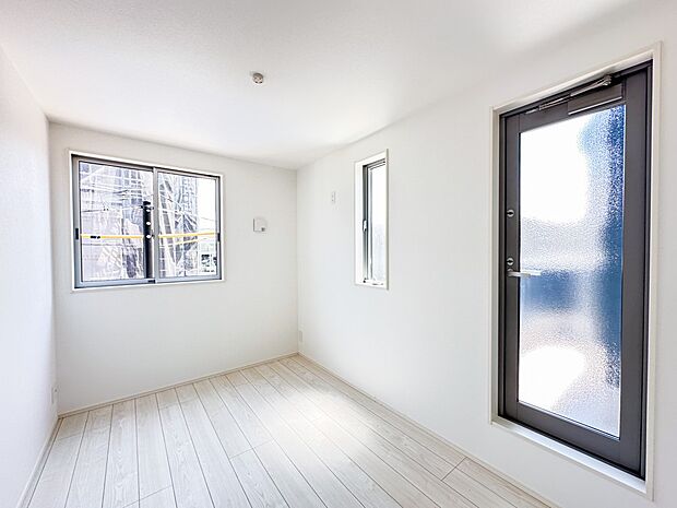 1号棟【2階5.11帖洋室】リモートワークのスペースとしてもお使いいただけます。