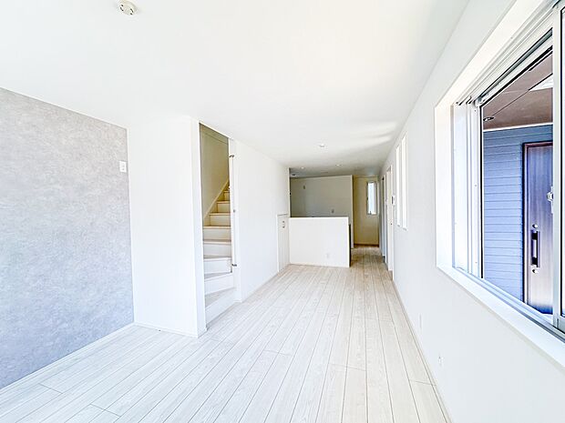 1号棟【リビング・ダイニング】窓の多いリビングダイニング