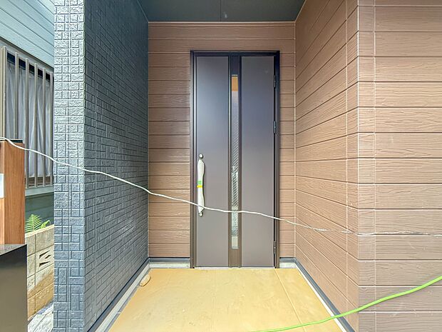 1号棟【玄関】家の顔となる玄関は、高いデザイン性が求められます。高級感と断熱性、防犯性に優れた玄関ドアを標準装備。ピッキング対策のセキュリティサムターン等、防犯に考慮しました。