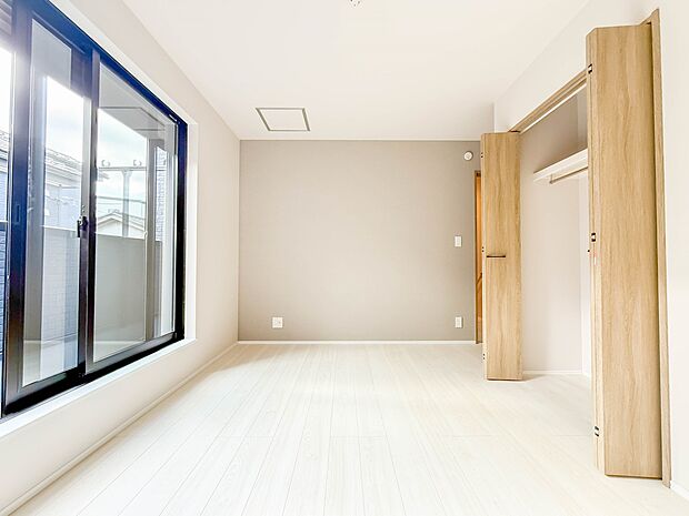 1号棟【洋室6.5帖】シンプルな内装はおしゃれのポイントです。シンプルは華美より飽きがこないからです。色や模様でおしゃれ感をだす。それがシンプルイズビューティーです。