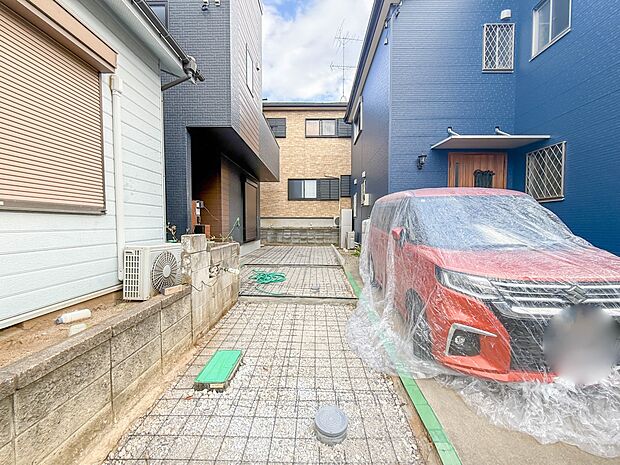 1号棟【前面道路4M】家の前をまっすぐの通りが走っている。クルマは少なく、人々は毎朝、ウォーキング、ジョギング、犬の散歩など、フリーな朝時間を過ごしている。