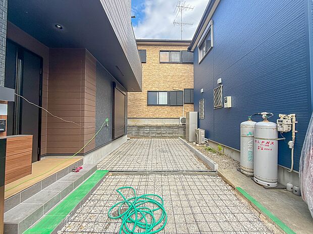 1号棟【駐車場】毎日の生活にマイカーが必須という方は、購入を検討する際、駐車場があることは大事な条件です。毎日の通勤や家族の送迎、買い物やお出かけなどクルマのある暮らしを満喫したい方は要チェ…