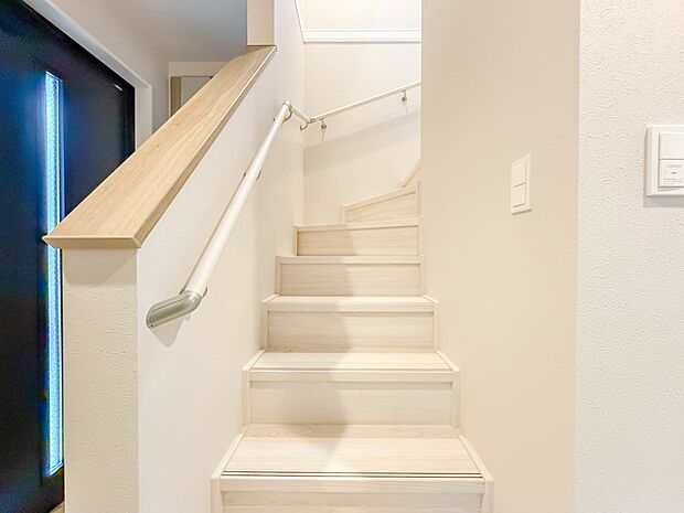 1号棟【手すり付階段】手すりがないと階段の昇り降りで危険なことはもちろん、壁に手をつきながら歩くことで壁紙が汚れやすくなります。すべての方に快適に昇り降りしていただくため、手すりを設置しまし…