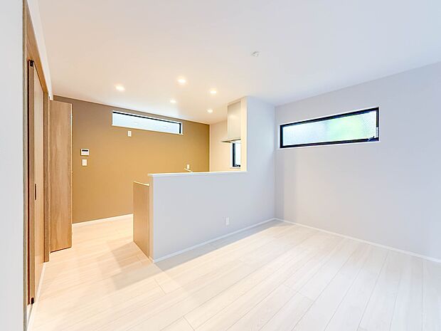 1号棟【LDK15帖】シンプルなデザインの家は風情がある。住む人のこだわりを感じる。外観も内装もいたってシンプル。居心地がよく、家事や趣味、子育てなどにも集中できる。家も人間も熟成するほどシ…