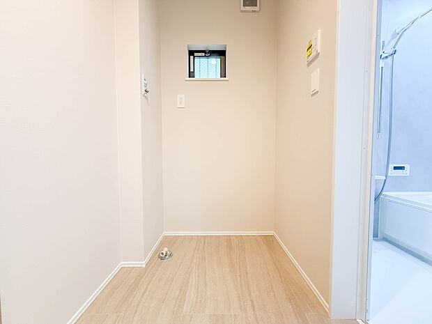 1号棟【ランドリースペース】毎日使う洗濯機。しっかりと奥行きのある置き場が確保されています。