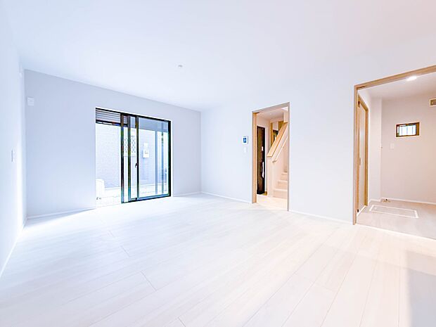 1号棟【LDK15帖】広々としたリビングダイニング。ゆったりとしたキッチン。生活動線をLDK に集中させ、ご家族が過ごしやすい空間設計にしました。