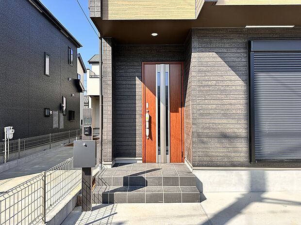 【玄関】玄関はおうちの顔と言われます。玄関アプローチは、外観デザインの印象を左右します。ご家族の個性を出しながら、素敵な玄関でお客様をお迎えしてください。