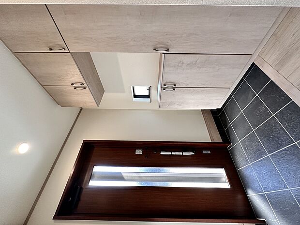 【シューズボックス(下駄箱)】 大型のシューズボックスには靴やブーツ、サンダルはもちろん、ハンカチや手袋、バック類などのお出かけ用品、印鑑や朱肉なども収納可能です。