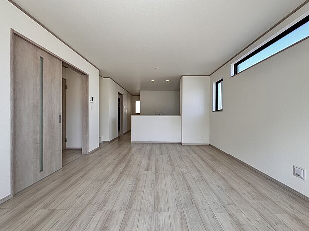 【リビング LDK20.12帖】 整然とした空間演出、快適な理想の暮らしの実現は家のみの拘りではなく、そこで暮らす方々にとって素敵な環境であることも挙げられると思います。四季折々の変化が奏…