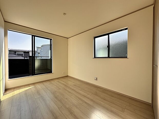 【寝室 6.5帖】シンプルな内装はおしゃれのポイントです。シンプルは華美より飽きがこないからです。色や模様でおしゃれ感をだす。それがシンプルイズビューティーです。