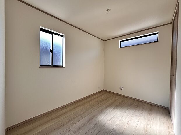 【子供部屋 4.62帖】お子様のお部屋にぴったりなクロークを備えたフローリング仕様の洋室です。