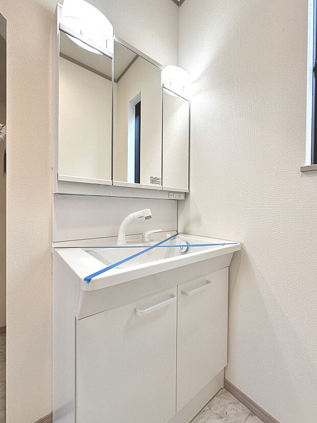 【洗面台】 十分な大きさの洗面台は、身だしなみチェックや歯磨きなど、朝の慌ただしい時間でもホテルライクなスペースで余裕とゆとりを感じて頂けます。