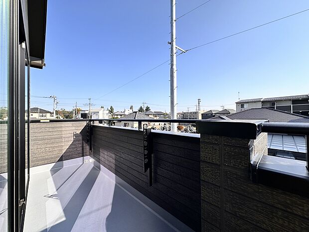 【ランドリースペース】毎日使う洗濯機。しっかりと奥行きのある置き場が確保されています。