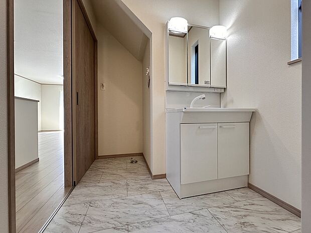 【脱衣所】洗面所は小さなプライベートスペース。歯磨き、洗顔と毎日施す個人空間。