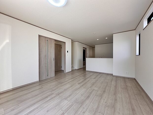 【ダイニングキッチン LDK20.12帖】木の温もりがやさしいフローリング仕様。明るく広々としたダイニングはとても快適な空間です。