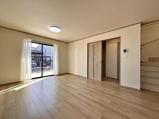 【リビングダイニング LDK20.12帖】シンプルなデザインの家は風情がある。住む人のこだわりを感じる。外観も内装もいたってシンプル。居心地がよく、家事や趣味、子育てなどにも集中できる。家も…