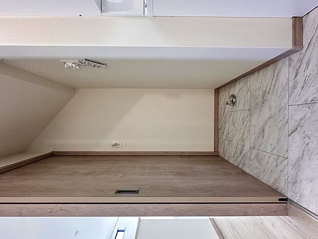 【ランドリースペース】毎日使う洗濯機。しっかりと奥行きのある置き場が確保されています。