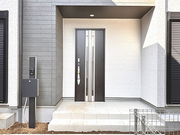 【玄関】家の顔となる玄関は、高いデザイン性が求められます。高級感と断熱性、防犯性に優れた玄関ドアを標準装備。ピッキング対策のセキュリティサムターン等、防犯に考慮しました。