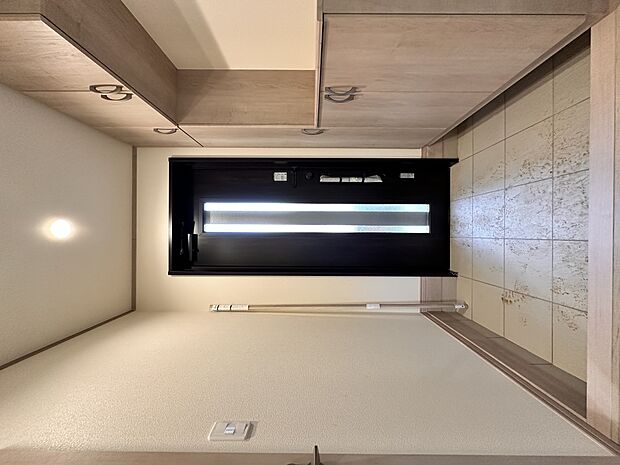 【シューズボックス(下駄箱)】 大型のシューズボックスには靴やブーツ、サンダルはもちろん、ハンカチや手袋、バック類などのお出かけ用品、印鑑や朱肉なども収納可能です。