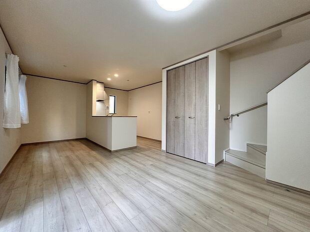 【リビング　LDK15.25帖】  整然とした空間演出、快適な理想の暮らしの実現は家のみの拘りではなく、そこで暮らす方々にとって素敵な環境であることも挙げられると思います。四季折々の変化が奏…