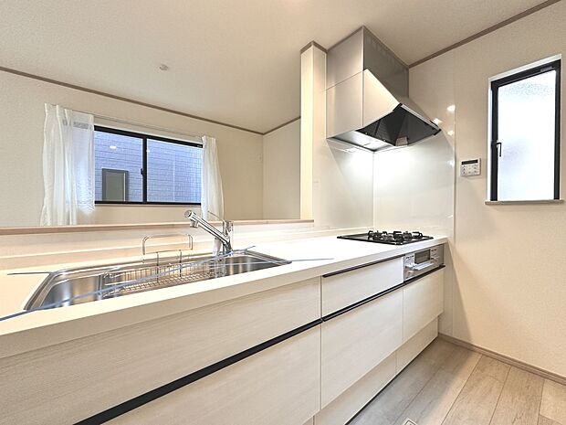 【キッチン　LDK15.25帖】ナチュラルな自然光の中での調理。会話が弾む対面型キッチン。お洒落な食器類を余裕で収納できるスペース。動きやすい女性目線のキッチン動線。これからはお料理をつくる…