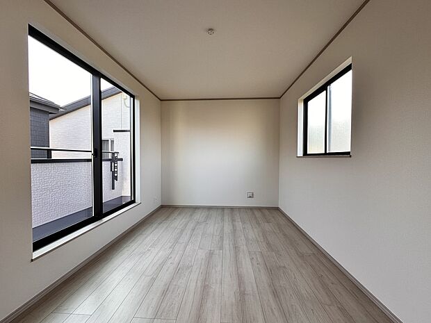 【寝室　7.25帖】シンプルな内装はおしゃれのポイントです。シンプルは華美より飽きがこないからです。色や模様でおしゃれ感をだす。それがシンプルイズビューティーです。