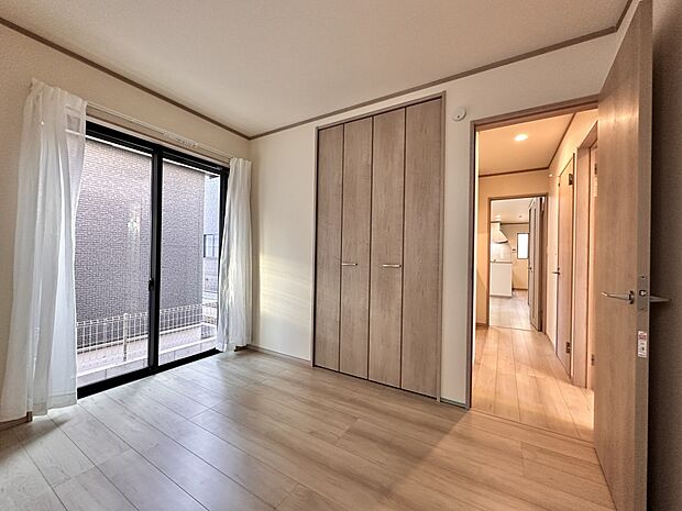 【子供部屋　5.25帖】お子様のお部屋にぴったりなクロークを備えたフローリング仕様の洋室です。