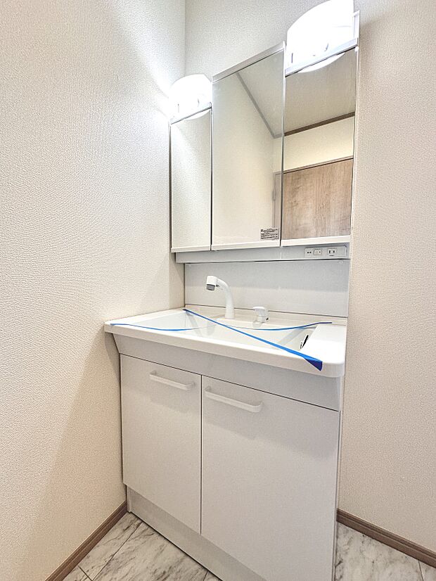 【洗面台】 十分な大きさの洗面台は、身だしなみチェックや歯磨きなど、朝の慌ただしい時間でもホテルライクなスペースで余裕とゆとりを感じて頂けます。