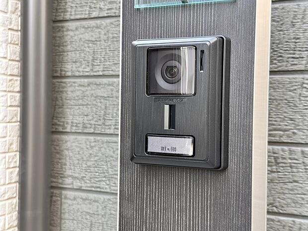 【TVモニター付インターホン】来訪者の様子を室内TVモニターでチェック。対応したくないセールスを断りやすく、子どもに留守番をさせるときも安心。不在時の来訪者を録画でき、犯罪抑止効果も期待でき…