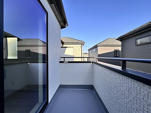 【バルコニー】  バルコニーから差し込む陽光・通風は、住環境・快適性と共に有り続ける貴重な「財産」です。