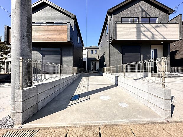 【駐車場】毎日の生活にマイカーが必須という方は、購入を検討する際、駐車場があることは大事な条件です。毎日の通勤や家族の送迎、買い物やお出かけなどクルマのある暮らしを満喫したい方は要チェック。…