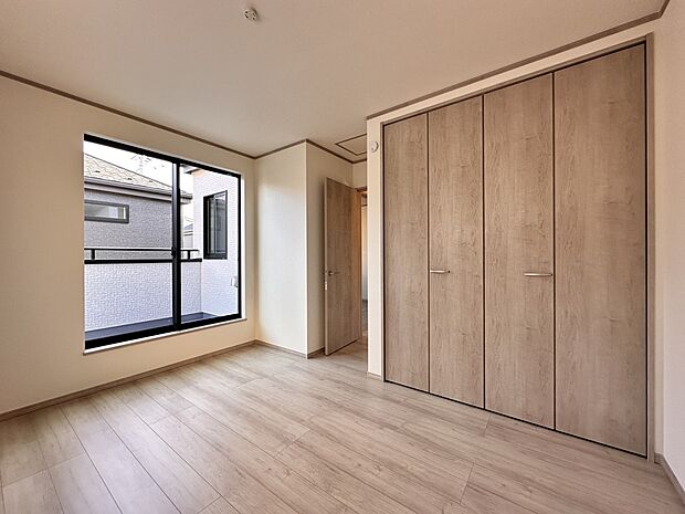 【洋室 6.5帖】充実した生活は伸びやかな居室空間から始まります。快適に・伸びやかに。心の潤いを求める方々へ。