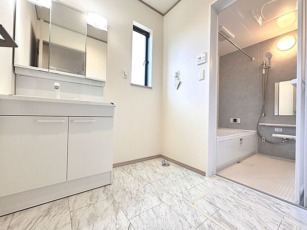 【脱衣所】洗面所は小さなプライベートスペース。歯磨き、洗顔と毎日施す個人空間。